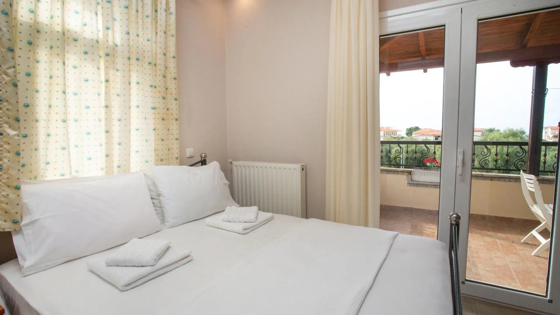 Private 6-Bdrm Villa With Garden 150M To Beach Paradisos 0*,  Grecia
