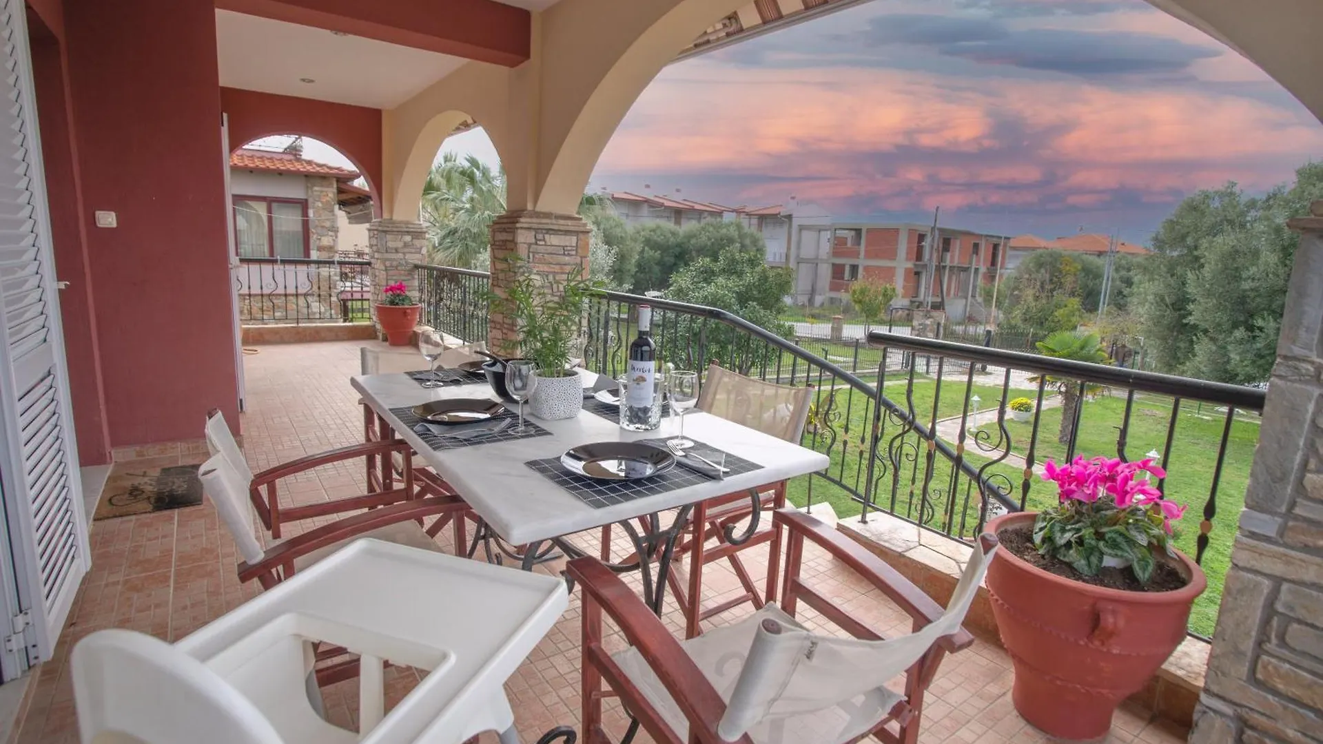 Private 6-Bdrm Villa With Garden 150M To Beach Paradisos