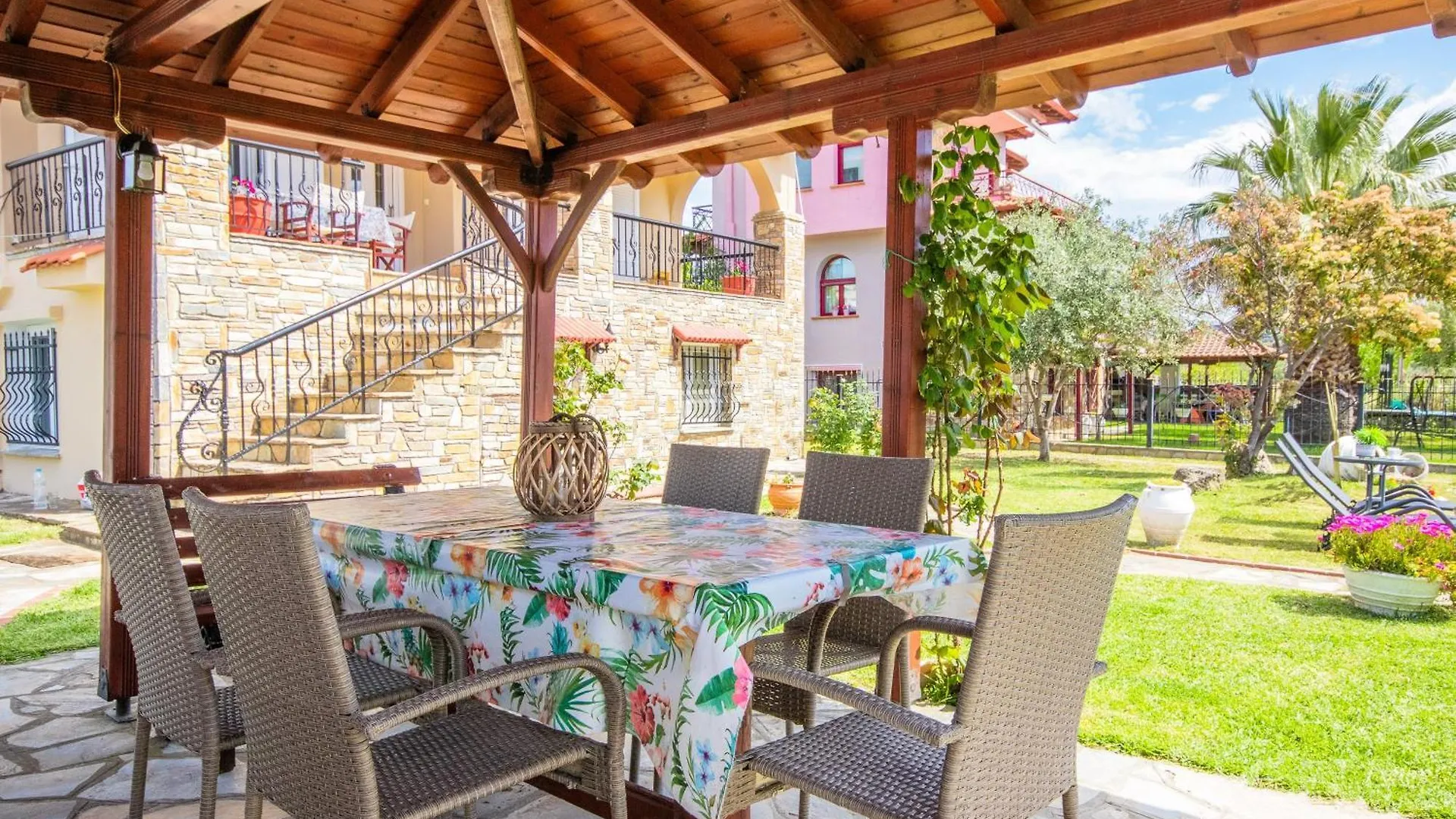 Private 6-Bdrm Villa With Garden 150M To Beach Paradisos