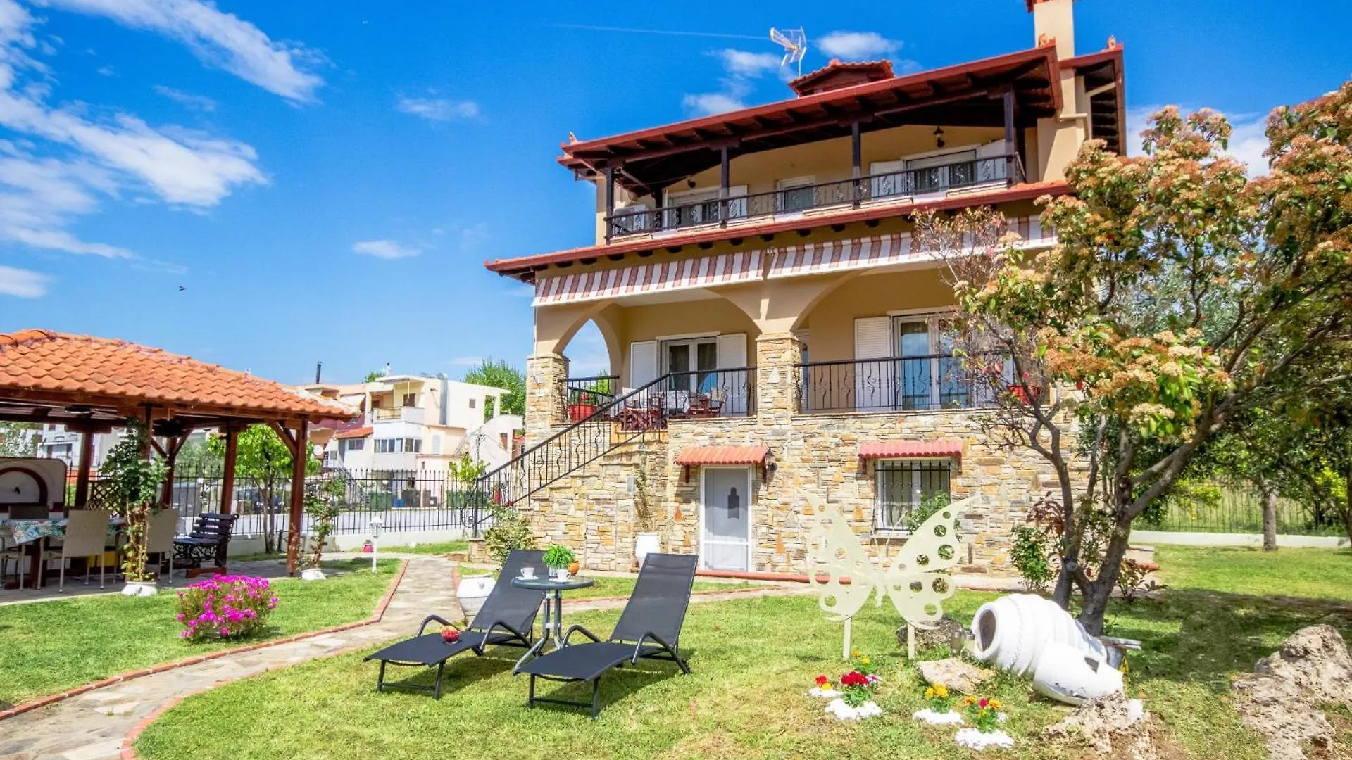 Private 6-Bdrm Villa With Garden 150M To Beach Paradisos 0*,  Grecia